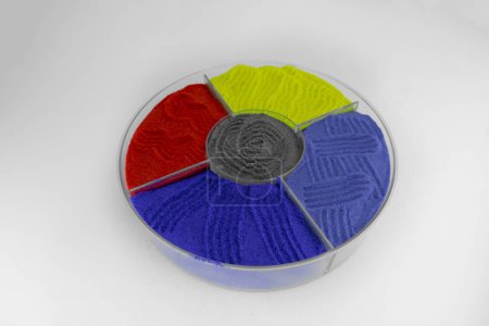Téléchargez les photos : Multicolore dans le récipient rond couleur Rangoli rouge, jaune, violet, violet et gris couleur - en image libre de droit