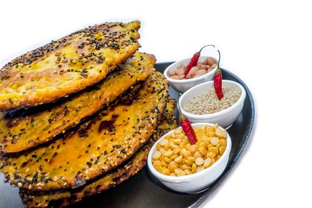 Téléchargez les photos : Gâteau aux légumes Handvo / Handwa au Gujarati fait maison avec tasse de pois chiches, graines de sésame, fond blanc isolé au Penut - en image libre de droit