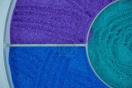 Foto de Diferentes colores en caja o contenedor como púrpura, azul claro y verde - Imagen libre de derechos