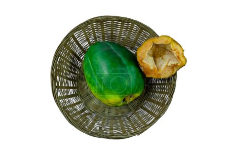 Foto de Papaya madura completa con una papaya verde en un tazón aislado sobre fondo blanco - Imagen libre de derechos
