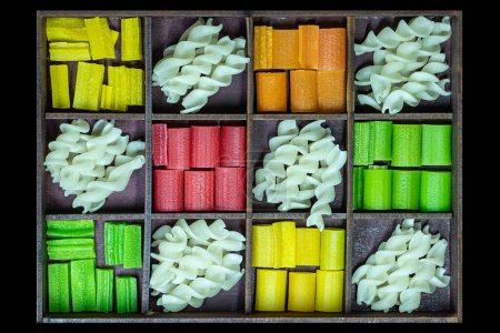 Téléchargez les photos : Frites alimentaires dans différentes formes et tailles de couleur - en image libre de droit
