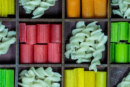 Téléchargez les photos : Frites alimentaires dans différentes formes et tailles de couleur - en image libre de droit