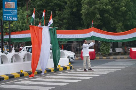 Téléchargez les photos : Har Ghar Tiranga Yatra. Décoration à RAJKOT, GUJARAT, INDE, 13-08-2023, Street Decoration Of Racecourse Chowk, le Premier ministre de l'Inde, Shree Narendra Modi, a exhorté les citoyens à lever le drapeau national indien dans chaque maison. - en image libre de droit