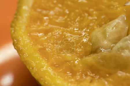 Vivid Orange Essence: A Macro Journey into Citrus Beauty, Tauchen Sie ein in die komplexe Welt einer Orangenscheibe, in der jeder Samen und jede Faser ein Beweis für die Kunstfertigkeit der Natur ist. Diese Makroaufnahme
