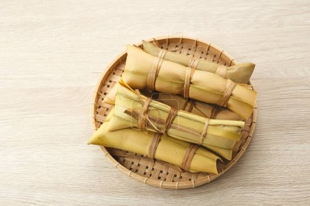 Lepet, hergestellt aus klebrigem Reis und geriebener Kokosnuss, dann in Kokosblätter gewickelt. Beliebt während Ramadhan und Eid al Fitr. Traditionelle indonesische Küche