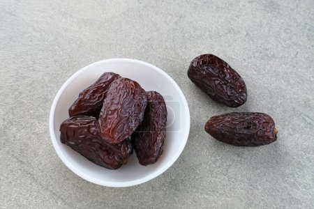Téléchargez les photos : Frais Medjool Dates Fruits servis. Alimentation du Ramadan - en image libre de droit