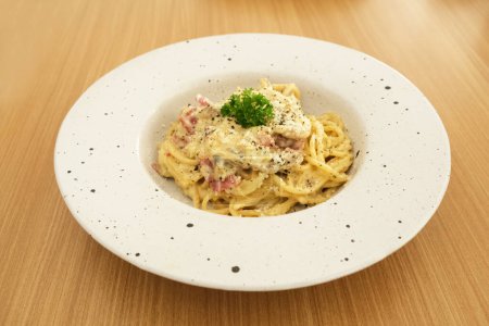 Spaghetti Carbonara mit Eiern, Parmesan und Sahnesoße. Traditionelle italienische Küche.