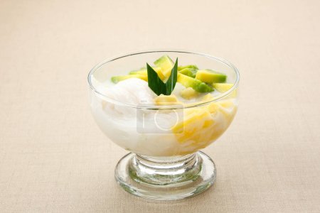 Es teler oder es teller, indonesisches Dessert, besteht aus Avocado, junger Kokosnuss, Jackfrucht, serviert mit Kokosmilch oder gesüßter Kondensmilch. 