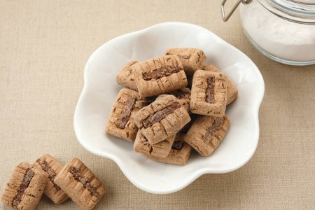 Kue Sagu oder Sago Bites, gesunde Kekse aus Sago-Mehl, Tapiokamehl, fettarmer Butter und Schokolade