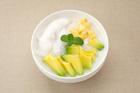 Es teler oder es teller, indonesisches Dessert, besteht aus Avocado, junger Kokosnuss, Jackfrucht, serviert mit Kokosmilch oder gesüßter Kondensmilch. 