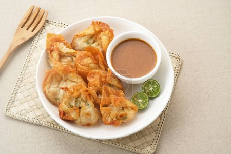 Batagor aus Fisch- oder Hühnerknödel, Tofu, Tapiokamehl und Erdnusssoße. Indonesisches Essen