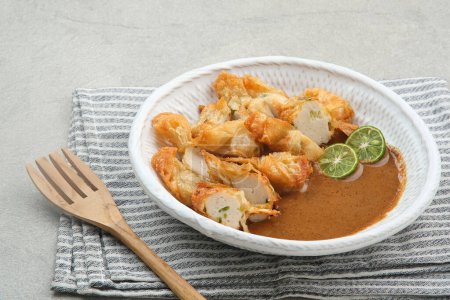 Batagor aus Fisch- oder Hühnerknödel, Tofu, Tapiokamehl und Erdnusssoße. Indonesisches Essen