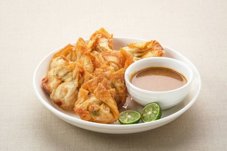 Foto de Batagor, hecho de pescado o albóndigas de pollo, tofu, harina de tapioca servida con salsa de maní. Alimentos indonesios - Imagen libre de derechos
