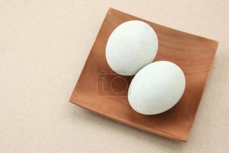 Telur Asin oder Gesalzenes Ei, hergestellt aus Enteneiern mit Salz