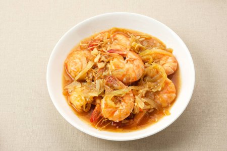 Téléchargez les photos : Udang Asam Manis, crevettes aigre-douce avec sauce tomate et piment. Alimentation indonésienne. - en image libre de droit