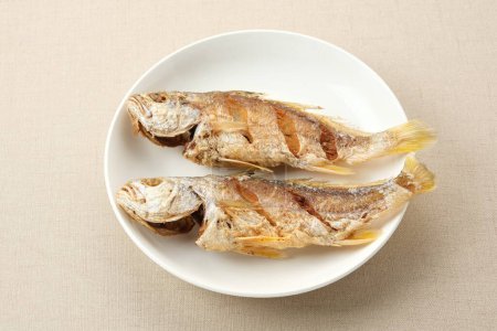 Ikan Laosan Goreng (Vierfinger-Fadenflossenfisch), indonesisches Essen