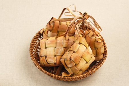 Téléchargez les photos : Boulette de ketupat ou riz, une spécialité locale populaire pendant l'Aïd al-Fitr. Alimentation traditionnelle indonésienne - en image libre de droit