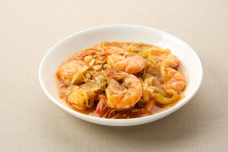 Téléchargez les photos : Udang Asam Manis, crevettes aigre-douce avec sauce tomate et piment. Alimentation indonésienne. - en image libre de droit