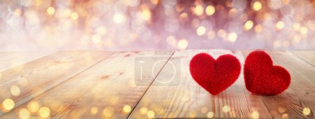 Foto per San Valentino cuore rosso su legno. - Immagine Royalty Free