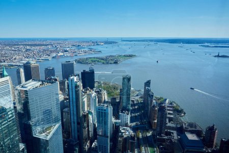 Foto de New York Harbor with Statue of Liberty, Battery Park City, Governors Island, and Verrazzano Narrows Bridge - Imagen libre de derechos