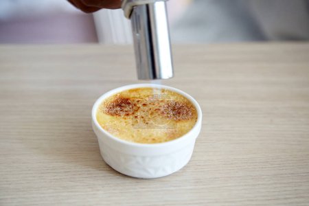 Téléchargez les photos : Torche de cuisson sucre sur crème Brulee - en image libre de droit