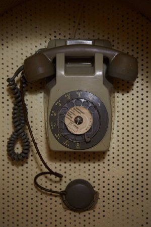 Foto de Viejo teléfono marrón en la pared del tablero de la clavija - Imagen libre de derechos