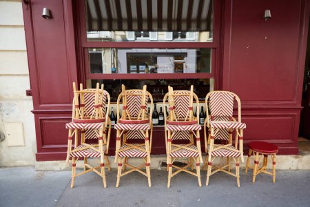 Chaises en rotin empilées devant un restaurant