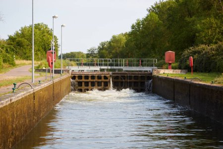 Agua llenando una esclusa del canal en el río Yonne
