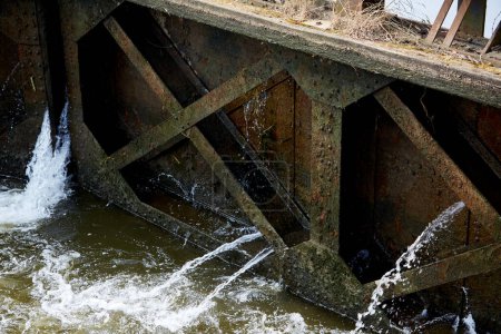 Wasser sickert durch Schleusentür in Kanal