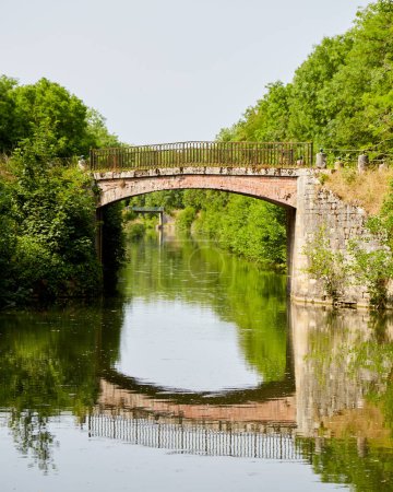 Dos pequeños puentes sobre el río Yonne, Francia