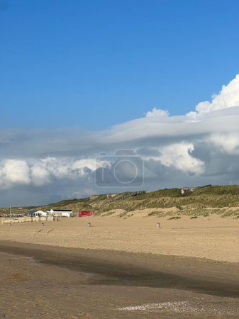 Vista de un hermoso paisaje con una playa y un cielo nublado, den Hague, Países Bajos 