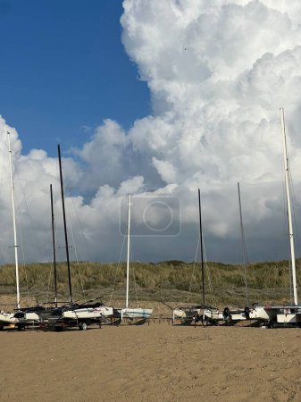 Blick auf eine schöne Landschaft mit Strand und wolkenverhangenem Himmel, Den Haag, Niederlande 