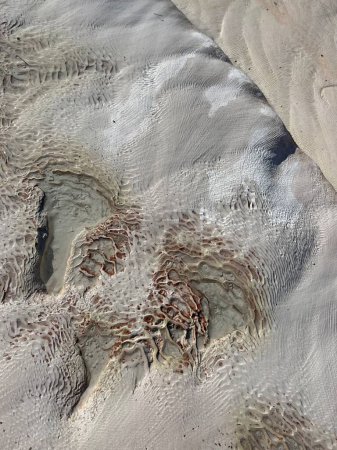 Texturen der Travertin-Terrassen in Pamukkale, Türkei, wo die faszinierenden Muster und Formationen der Kalkablagerungen eine einzigartige und surreale Landschaft schaffen