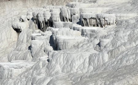 Texturas de las terrazas travertinas en Pamukkale, Turquía, donde los fascinantes patrones y formaciones de depósitos de calcio crean un paisaje único y surrealista