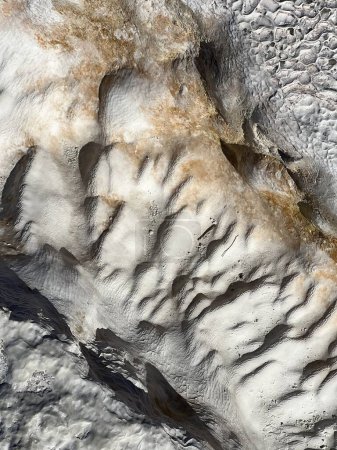 Texturen der Travertin-Terrassen in Pamukkale, Türkei, wo die faszinierenden Muster und Formationen der Kalkablagerungen eine einzigartige und surreale Landschaft schaffen
