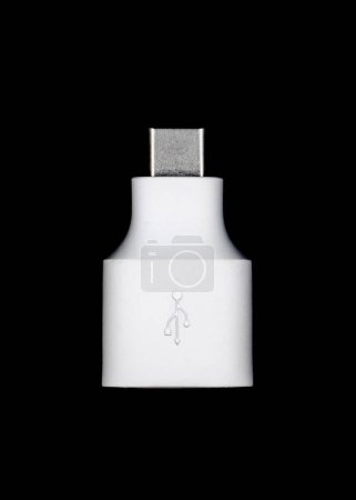 Téléchargez les photos : Un adaptateur USB blanc mâle vers femelle avec une broche hôte de type C utilisée pour connecter des câbles de charge et des ordinateurs portables isolés dans un fond noir - en image libre de droit