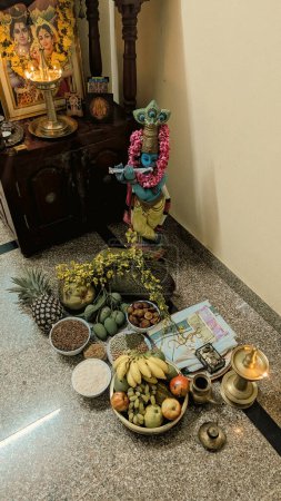 Foto de Una exhibición ritual de comida y objetos llamados kani presentados a Dios durante el festival religioso hindú vishu - Imagen libre de derechos