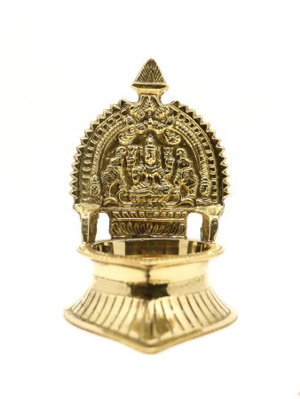 Téléchargez les photos : Une lampe à huile en laiton antique kamatchi diya avec une sculpture de dieu hindou utilisée dans les rituels religieux traditionnels pour aarti pooja isolé dans un fond blanc - en image libre de droit
