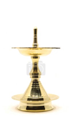 Téléchargez les photos : Une lampe à huile vintage en laiton de conception traditionnelle unique utilisée pour la célébration du temple et les rituels du festival, également appelée diya, vilakku ou samai isolé - en image libre de droit