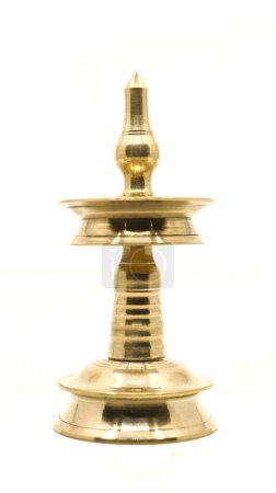 Téléchargez les photos : Lampe à huile d'or traditionnelle ou vilakku ou samai avec une surface brillante propre utilisée comme décoration antique et pour les cérémonies religieuses isolées dans un fond blanc - en image libre de droit