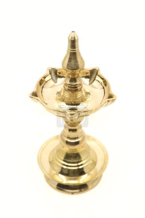 Téléchargez les photos : Une lampe à huile vintage en laiton de conception traditionnelle unique utilisée pour la célébration du temple et les rituels du festival, également appelée diya, vilakku ou samai isolé - en image libre de droit