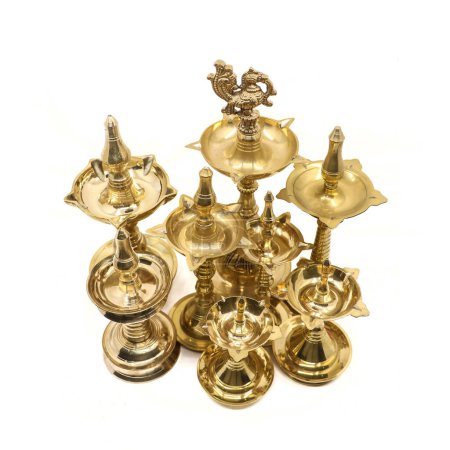 Téléchargez les photos : Une collection d'artefacts rares et anciens de lampes à huile de différentes tailles fabriqués dans des formes et des conceptions traditionnelles en laiton doré isolé - en image libre de droit
