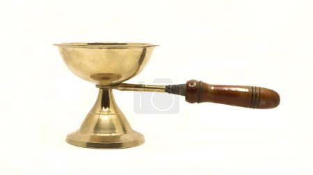 Téléchargez les photos : Lampe à huile vintage en laiton doré diya ou vilakku avec poignée traditionnellement utilisée pour les rituels de poja dans les temples d'Inde isolés dans un fond blanc - en image libre de droit