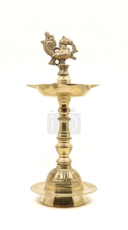 Téléchargez les photos : Un samai indien vintage ou vilakku, une lampe à huile avec un emblème d'oiseau de paon utilisé pour allumer le feu et prier Dieu lors d'événements religieux et rituels isolés - en image libre de droit