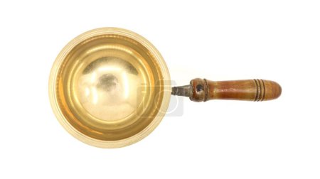 Téléchargez les photos : Vue de dessus d'une lampe à huile diya en laiton doré vintage ou vilakku avec poignée traditionnellement utilisée pour les rituels de poja dans les temples d'Inde isolés dans un fond blanc - en image libre de droit