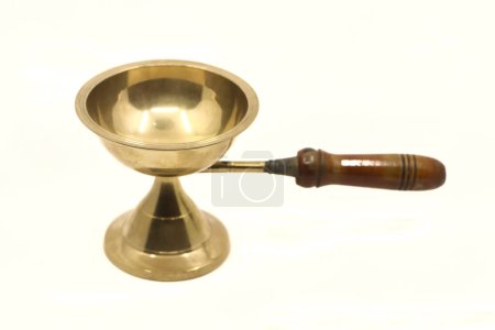 Téléchargez les photos : Lampe à huile vintage en laiton doré diya ou vilakku avec poignée traditionnellement utilisée pour les rituels de poja dans les temples d'Inde isolés dans un fond blanc - en image libre de droit