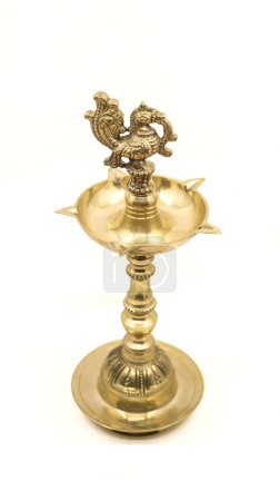 Téléchargez les photos : Un samai indien vintage ou vilakku, une lampe à huile avec un emblème d'oiseau de paon utilisé pour allumer le feu et prier Dieu lors d'événements religieux et rituels isolés - en image libre de droit