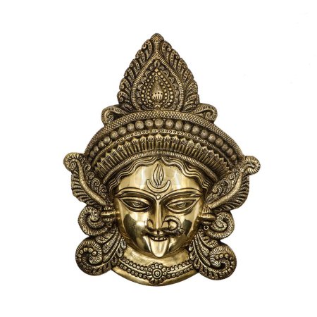 Téléchargez les photos : Hindou déesse durga kali devi tête sculpture sculptée avec des détails ornementaux fabriqués en laiton doré isolé - en image libre de droit