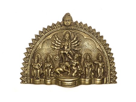 Foto de Estatua de artesanía de latón de diosa durga de religión hindú matando demonio mahishasura, utilizado durante el festival durga pooja aislado - Imagen libre de derechos
