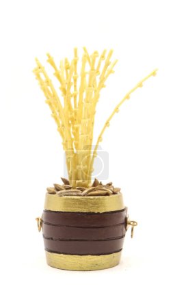 Foto de Una ofrenda a dios con flor de coco en un recipiente lleno de granos de trigo, una decoración tradicional en kerala para la celebración y pooja aislado en un fondo blanco - Imagen libre de derechos